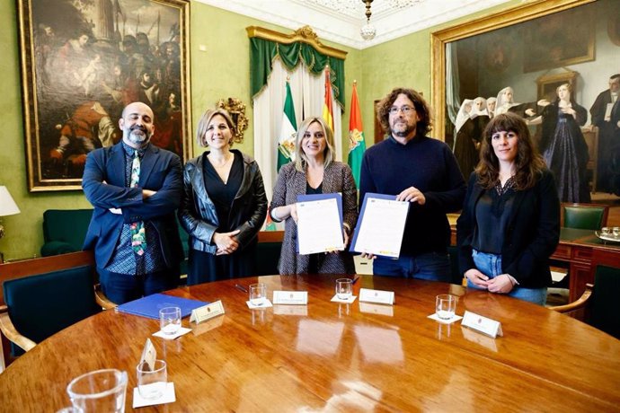 La alcaldesa de Granada, Marifrán Carazo, alcanza un acuerdo de colaboración con la Oficina Social de Comunidades Energéticas (OTC-OSCE).