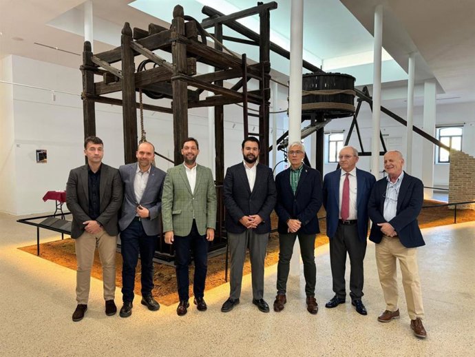 El director del Instituto de Turismo de la Región de Murcia, Juan Francisco Martínez (3i), y el alcalde de La Unión, Joaquín Zapata, asistieron a la jornada 'Patrimonio industrial y minero'.