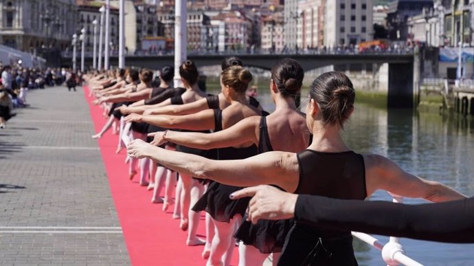 Bizkaia celebra el Día Internacional de la Danza con 250 metros de alfombra roja en el Arenal de Bilbao