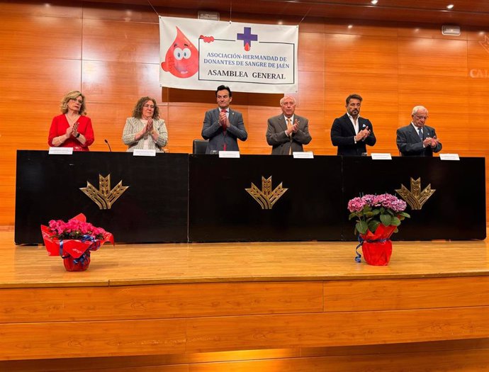El alcalde de Jaén, Agustín González, ha asistido a la celebración de la 45ª Asamblea General de la Asociación-Hermandad de Donantes de Sangre de Jaén.