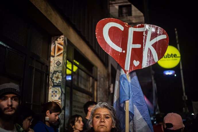 Archivo - November 20, 2023, Buenos Aires, Buenos Aires, Argentina: Woman carries a heart-shaped sign with the acronym CFK, in reference to the current vice president Cristina Fernández de Kirchner, leader of the Peronist movement in Argentina.