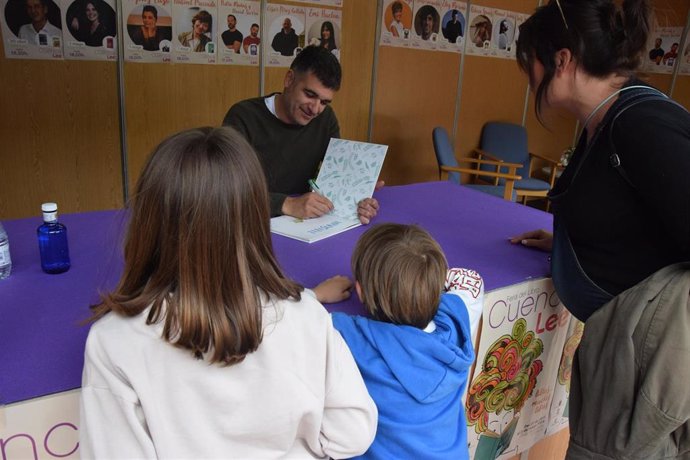 El escritor Eloy Moreno firmando ejemplares en Cuenca.