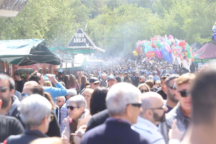 Las campas de Armentia reciben a miles de alaveses para celebrar San Prudencio