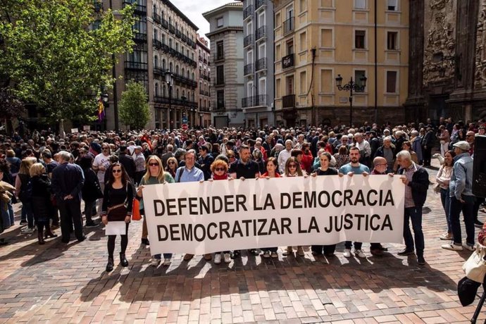 Concentración en Zaragoza para manifestar solidaridad con el presidente del Gobierno de España, Pedro Sánchez.