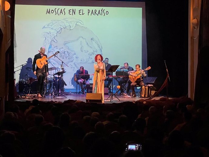 Actuación de la cantautora Sensi Falán en el Teatro Apolo.