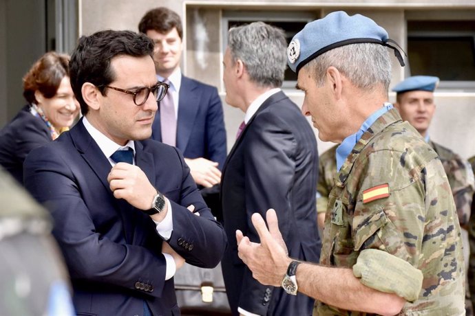 El ministro de Asuntos Exteriores francés, Stéphane Séjourné, y el comandante de la Fuerza Interina de Naciones Unidas en Líbano (FINUL), el general español Aroldo Lázaro