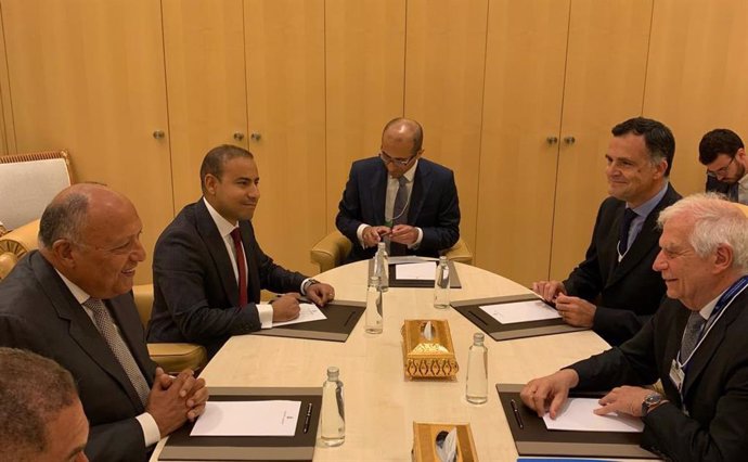 El ministro de Exteriores de Egipto, Samé Sukri, con Josep Borrell en el Foro Económico Mundial de Riad