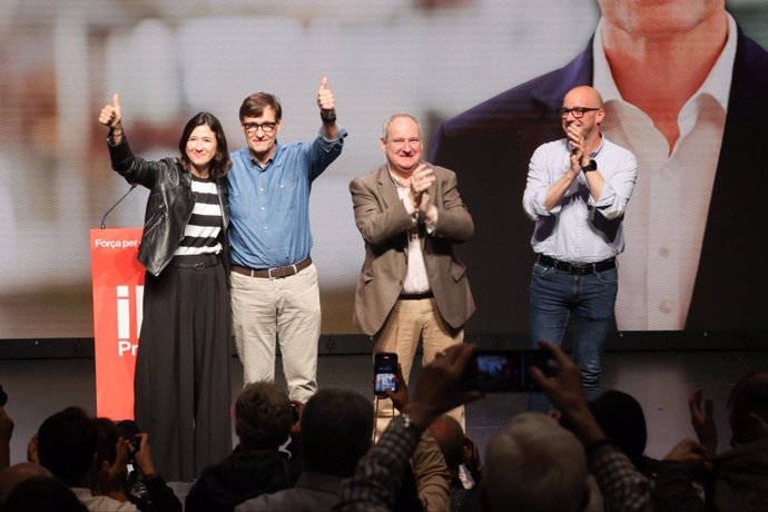 El ministre d'Indústria i Turisme, Jordi Hereu; el candidat del PSC al 12M, Salvador Illa, i l'alcaldessa de Santa Coloma de Gramenet, Núria Parlon, en un acte de campanya