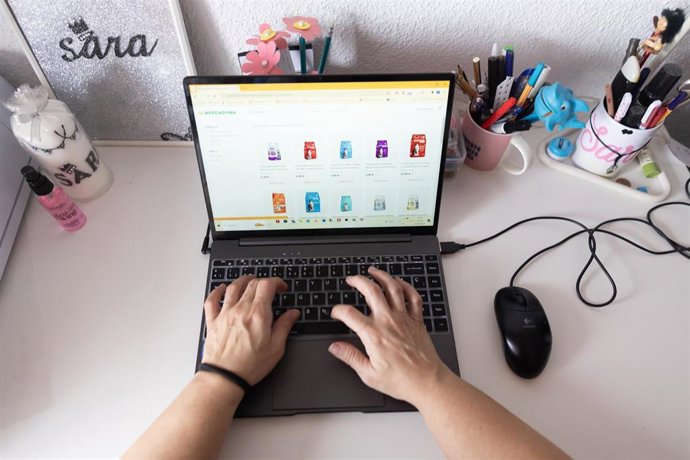 Archivo - Una persona usa un ordenador para comprar 'online'.