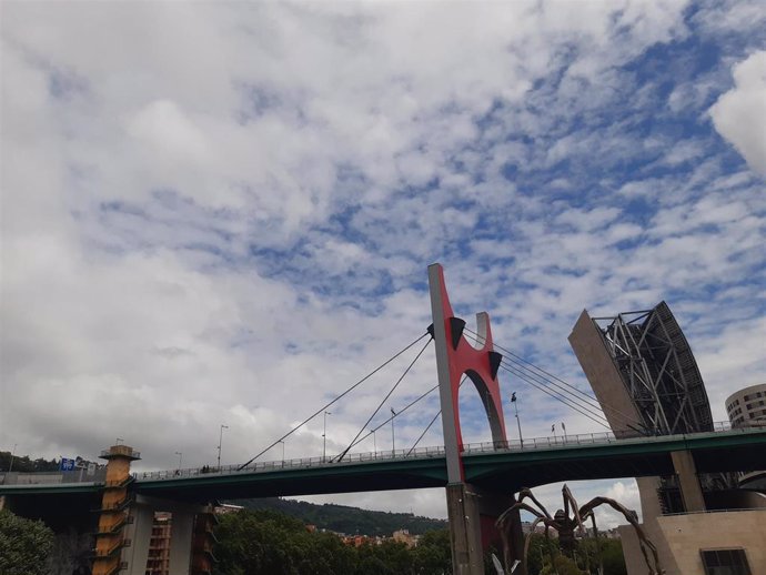 Archivo - Nubes y claros en Bilbao
