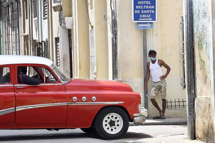 Archivo - Un hombre con mascarilla en una calle de La Habana