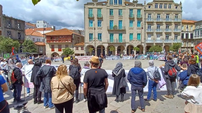 Un centenar de colectivos de toda Galicia maniféstanse en Pontevedra contra a "depredación enerxética"