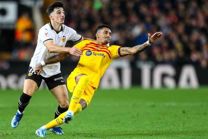 Archivo - Diego López y Raphinha en el Valencia-FC Barcelona de la primera vuelta