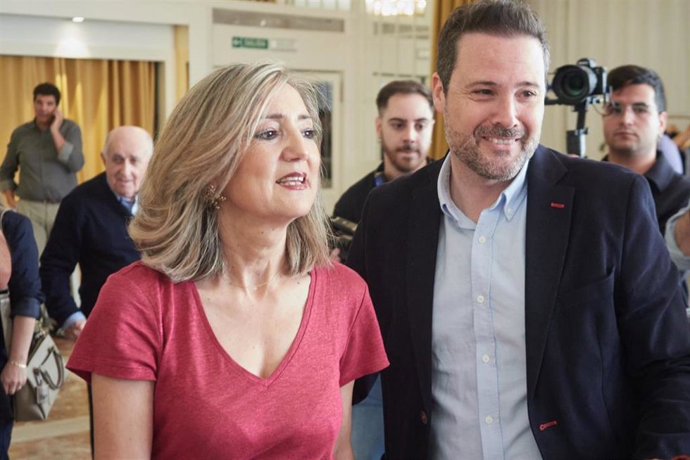 La nueva presidenta de UPN, Cristina Ibarrola, y el nuevo vicepresidente de UPN y alcalde de Tudela, Alejandro Toquero, durante el 13 Congreso de UPN, en el Hotel Tres Reyes, a 28 de abril de 2024, en Pamplona, Navarra (España). Durante el congreso, UP