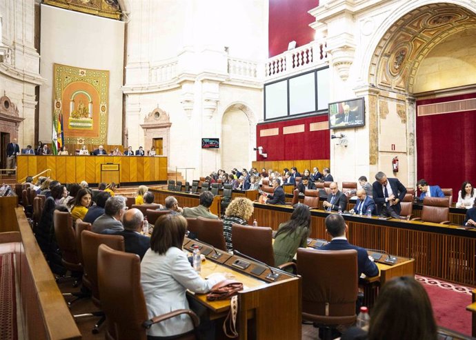 Imagen general del Pleno del Parlamento andaluz. (Foto de archivo).