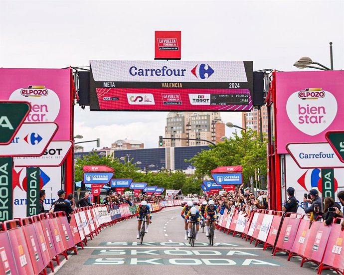 Lidl-Trek gana con caída y pone a Gaia Realini líder de La Vuelta Femenina