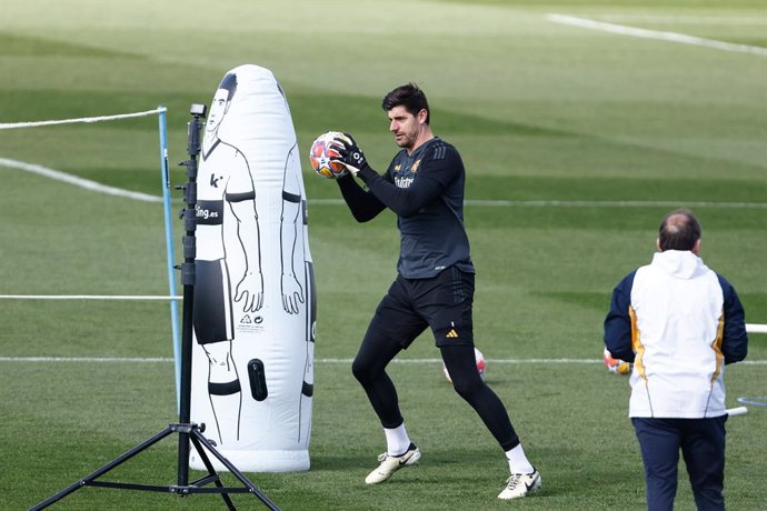 Archivo - Thibaut Courtois of Real Madrid during the training day of Real Madrid prior the UEFA Champions League, Round of 16, football match against RB Leipzig at Ciudad Deportiva Real Madrid on March 05, 2024, in Madrid, Spain.