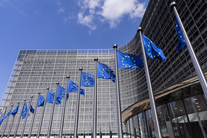 Archivo - May 19, 2023, Brussels, France, Belgium: Brussels, Belgium Mai 19, 2023 - European flags fly at the entrance of the European Commission headquarters. The European Commission has revised the growth outlook upwards to 1% in 2023 in the EU, compare