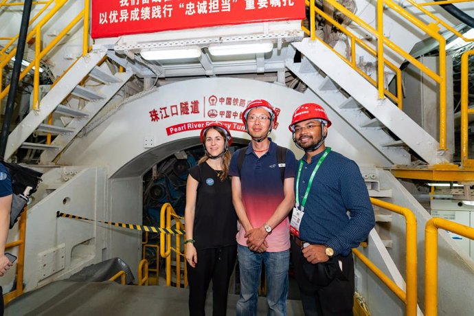 Expertos posando en el túnel del estuario del río Perla (PRNewsfoto/China Railway Tunnel Group Co., Ltd)