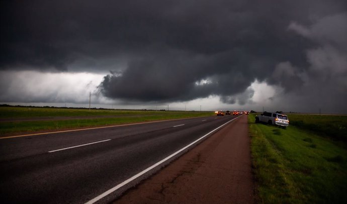 Archivo - May 20, 2019 - Granite , Oklahoma, U.S. - A Wall cloud crosses Oklahoma State Highway 6. Multiple tornadoes touched down and heavy rain flooded areas across Oklahoma.