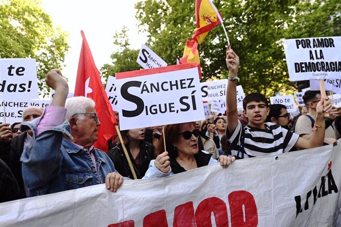 Desenes de persones durant una manifestació en suport a Pedro Sánchez, a 28 d'abril de 2024, a Madrid (Espanya). La manifestació s'ha convocat sota el lema ?Els seus xantatges, els seus bulos i la seva màfia no poden contra la democràcia i contra el poble