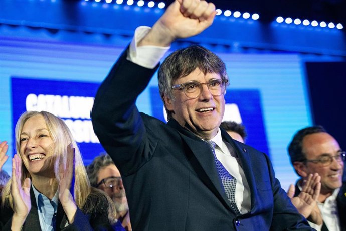 El expresidente de la Generalitat y candidato de Junts a las elecciones catalanas, Carles Puigdemont, interviene durante el acto de Junts de inicio de campaña, en Jean Carrere Space, a 25 de abril de 2024, en Argels (Francia). 