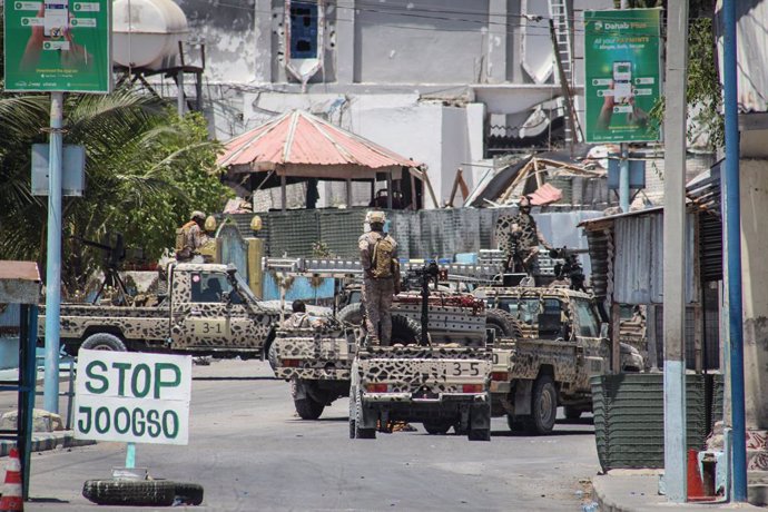 Archivo - MOGADISHU, March 15, 2024  -- Security forces block a road leading to SYL Hotel in Mogadishu, Somalia, on March 15, 2024. At least three soldiers were killed and 27 others wounded in a terrorist attack at a popular hotel in the Somali capital of