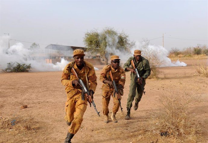 Archivo - Imagen de archivo de militares de Burkina Faso durante un ejercicio