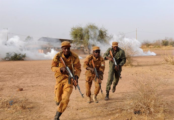 Archivo - March 2, 2017 - Ouagadougou, Burkina Faso - Burkinabe soldiers utilize smoke cover to regroup after an ambush exercise at Camp Zagre March 2, 2017 in Ouagadougou, Burkina Faso.