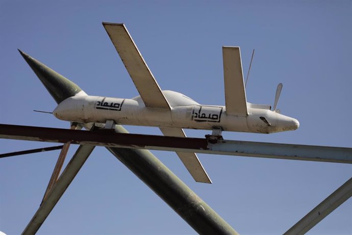 Archivo - Imitación de un dron fabricado por los hutíes exhibido en una plaza de Saná