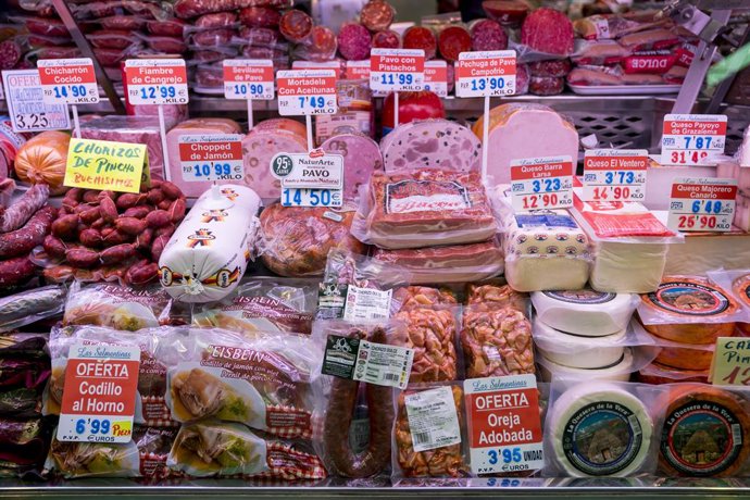 Archivo - Precios en una charcutería, a 11 de agosto de 2023, en Móstoles, Madrid (España). El Índice de Precios de Consumo (IPC) aumentó un 0,2% en julio en relación al mes anterior y elevó cuatro décimas su tasa interanual, hasta el 2,3%, debido, prin
