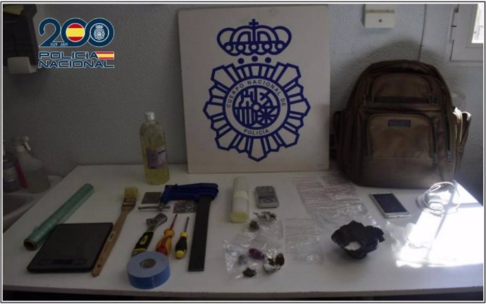 Objetos aprehendidos por la Policía Nacional tras detener a un hombre acusado de traficar con drogas en Alcázar de San Juan.