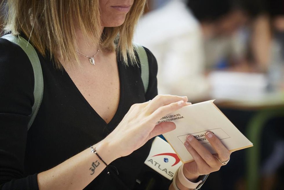 Archivo - Imagen de archivo de votaciones en un colegio electoral