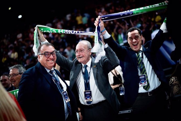 El alcalde de Málaga, Francisco de la Torre; el presidente de la Junta, Juanma Moreno, y el consejero de Turismo y Deporte, Arturo Bernal, celebran el título de la BCL de Unicaja