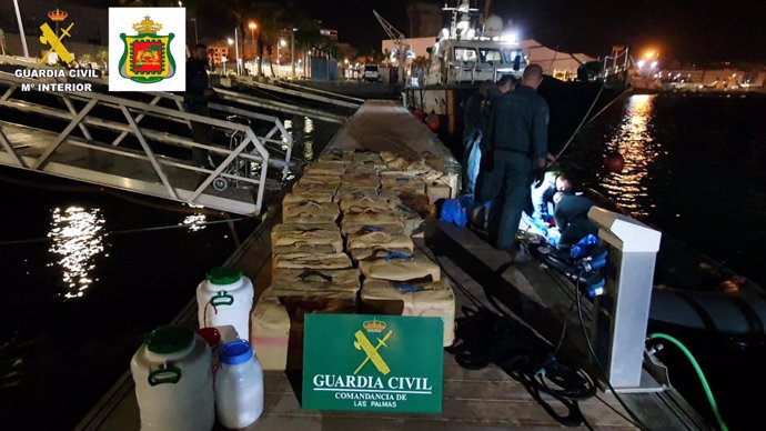 Incautación de 2.345 kilos de hachís en una neumática en la costa de Gran Canaria