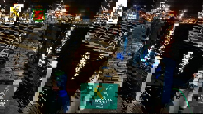 Incautación de 2.345 kilos de hachís en una neumática en la costa de Gran Canaria