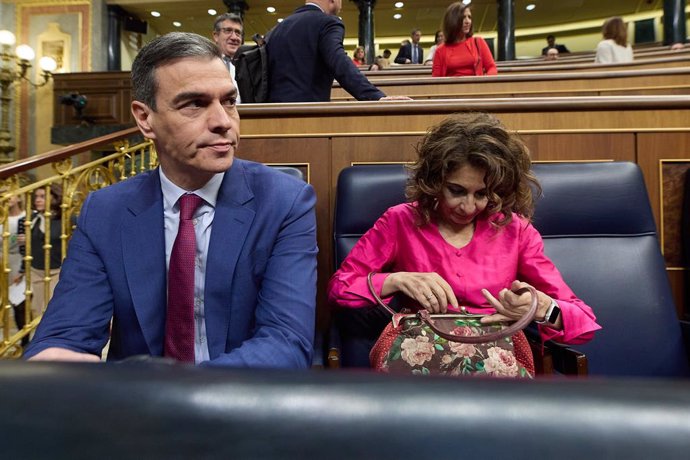 El president del Govern central, Pedro Sánchez, i la vicepresidenta primera i ministra d'Hisenda, María Jesús Montero, durant una sessió de control al Govern, en el Congrés dels Diputats, a 24 d'abril de 2024, a Madrid (Espanya).