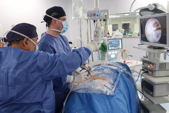 Cirugía en vivo en Vithas Sevilla para formar a especialistas en endoscopia biportal de columna.