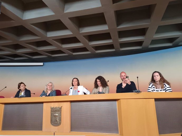 La portavoz socialista en el Ayuntamiento de Madrid, Reyes Maroto, y el grupo municipal en rueda de prensa