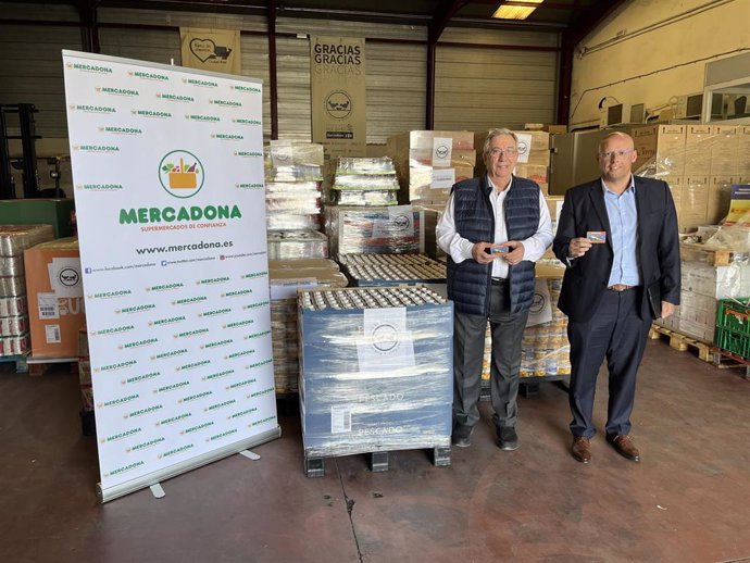 El presidente del Banco de Alimentos de Ciudad Real, Juan José Serrano, y el director de Relaciones Externas de Mercadona en Castilla-La Mancha, José Ruiz Martínez.