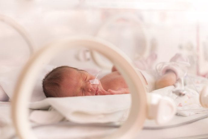 Archivo - Imagen de archivo de un bebé prematuro.
