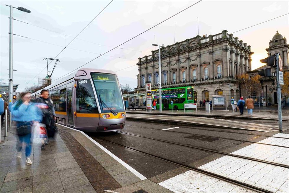 Archivo - Un tranvía de la red de transporte público de Irlanda