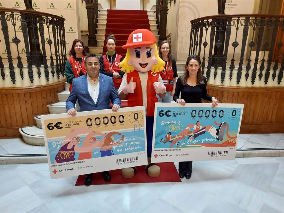 La delegada de la Junta en Almería, Aránzazu Martín, ha recibido en la Delegación del Gobierno a una representación de Cruz Roja.