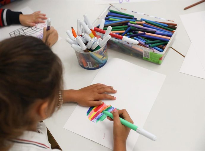 Archivo - Una niña pinta el día de inicio del curso en el colegio de la Alameda de Osuna, a 5 de septiembre de 2022, en Madrid (España)