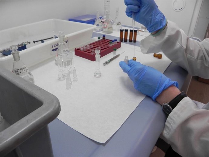 Técnico analizando muestras en un laboratorio