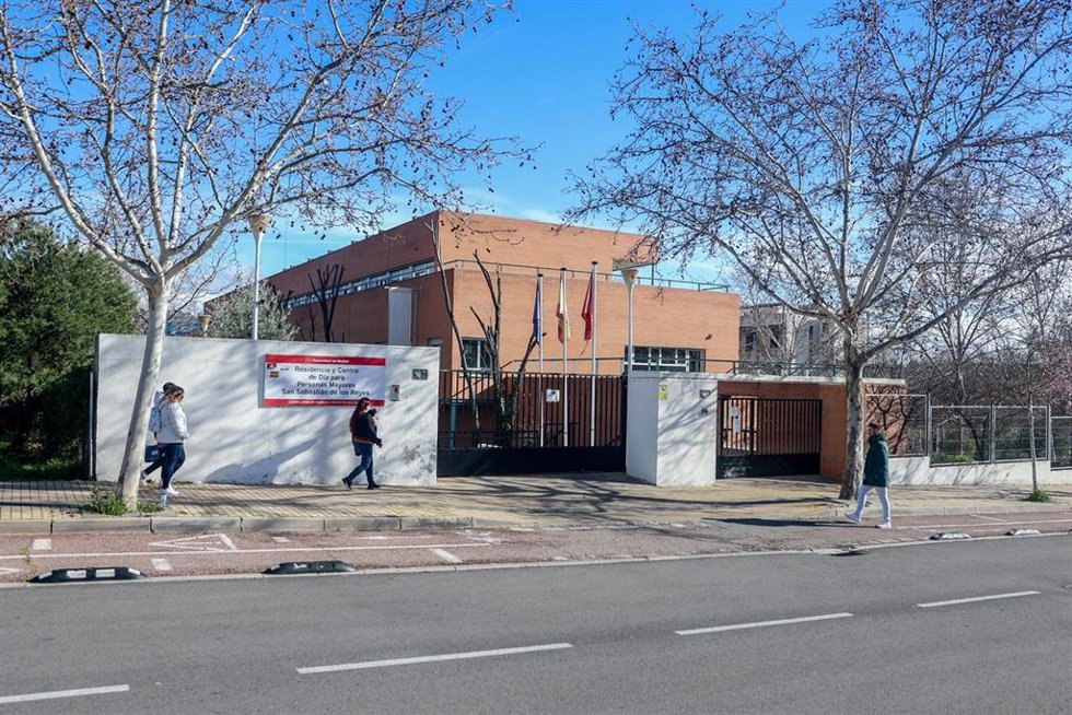 Archivo - Fachada de la residencia pública de mayores Moscatelares, a 4 de marzo de 2024, en San Sebastián de los Reyes, Madrid (España). La Policía Nacional ha detenido a un cuidador de 42 años por agredir sexualmente a una anciana de 100 años y a otra