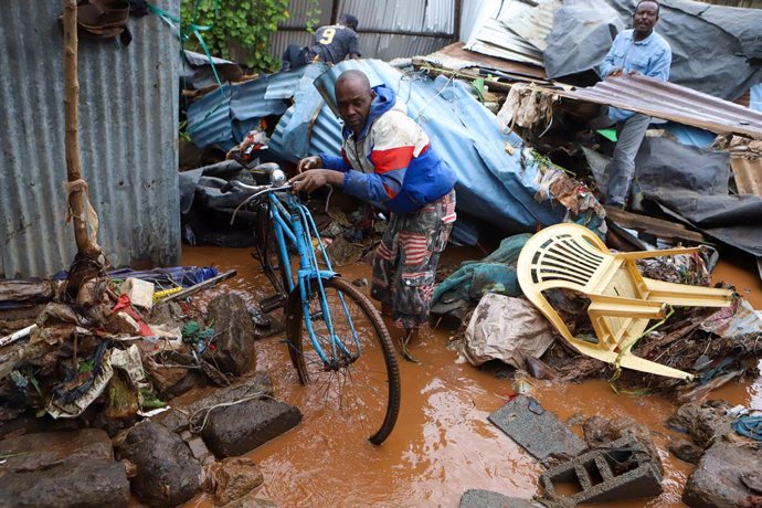 Un hombre intenta recuperar parte de sus posesiones tras las lluvias torrenciales en el barrio de Matare, situado en la capital de Kenia, Nairobi (archivo)
