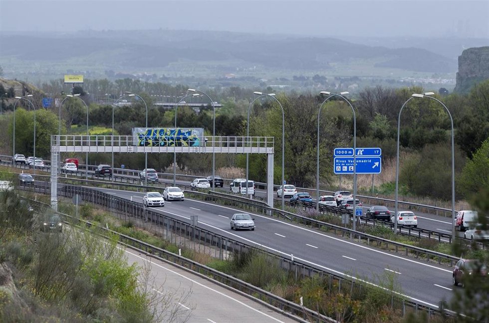 Archivo - Tráfico en la autovía A-3 durante la segunda fase de la operación salida por Semana Santa, a 27 de marzo de 2024, en Madrid (España). La Dirección General de Tráfico (DGT) puso en marcha la operación salida de Semana Santa el viernes 22 de mar