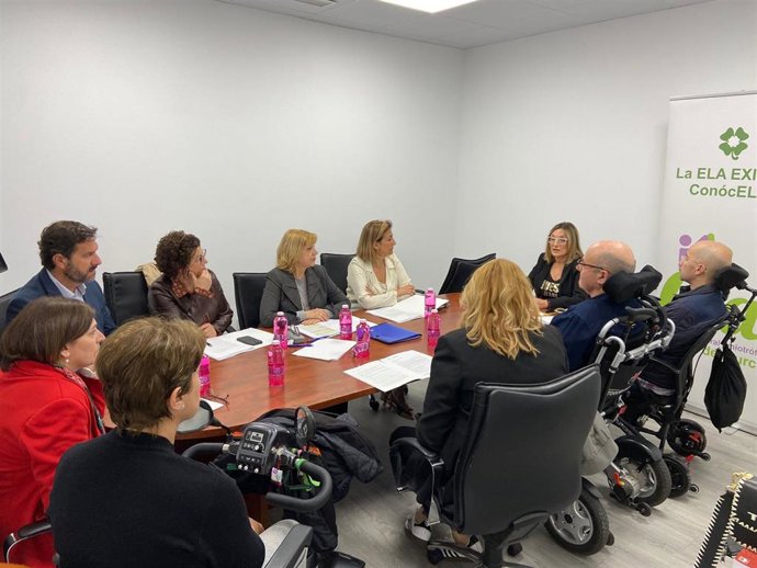 La diputada nacional del PP Violante Tomás presenta la ley ELA del PP a la asociación ELA Región de Murcia