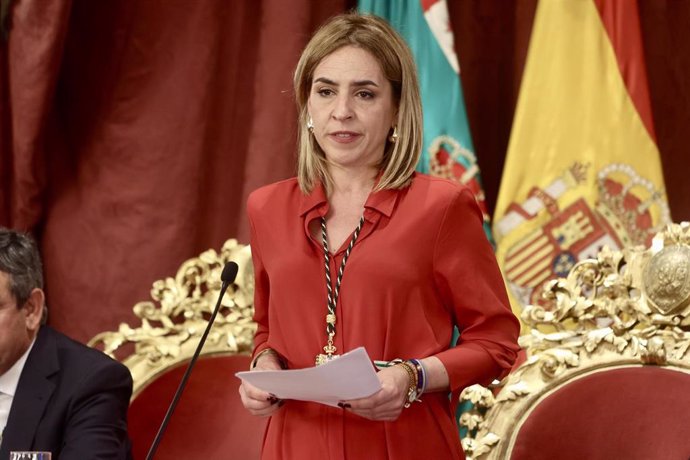 La presidenta de la Diputación de Cádiz, Almudena Martínez, preside el Pleno Institucional para conmemorar el 45 aniversario de las Corporaciones locales democráticas. ARCHIVO
